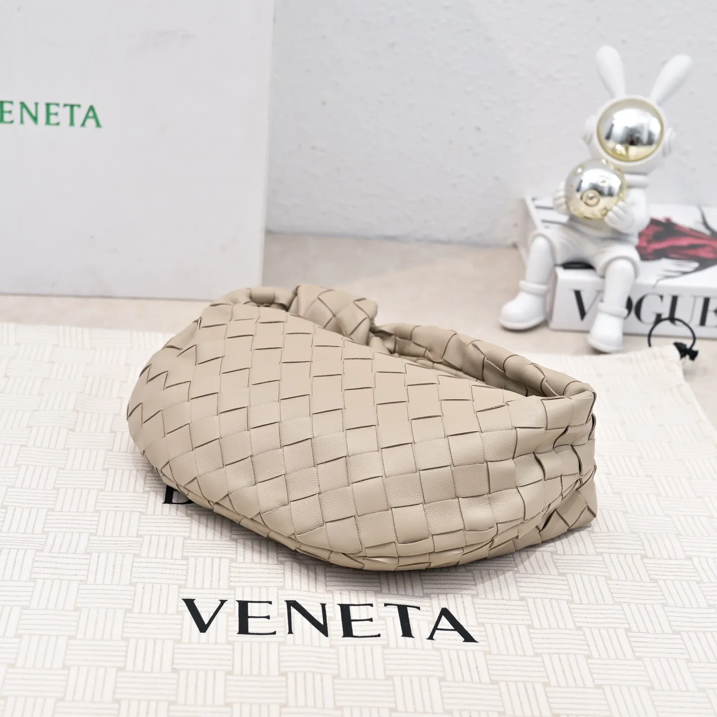 Batch 1120 BV Bottega Veneta's new early spring women's MINI JODIE handbag BV bag 🔥The new method is based on the original rounded corners, knotted with classic woven leather round hobo bag, The most iconic triangular pull-out design, using sheepskin draped soft shape, is super suitable for concave shapes~ Jodie feels really gentle to people, and is definitely the best item for daily matching. It has the same weave, new elements and twists, is compact and versatile, and is the new favorite of street style Internet celebrities! Size: 23x28x8 Model: 6699-1